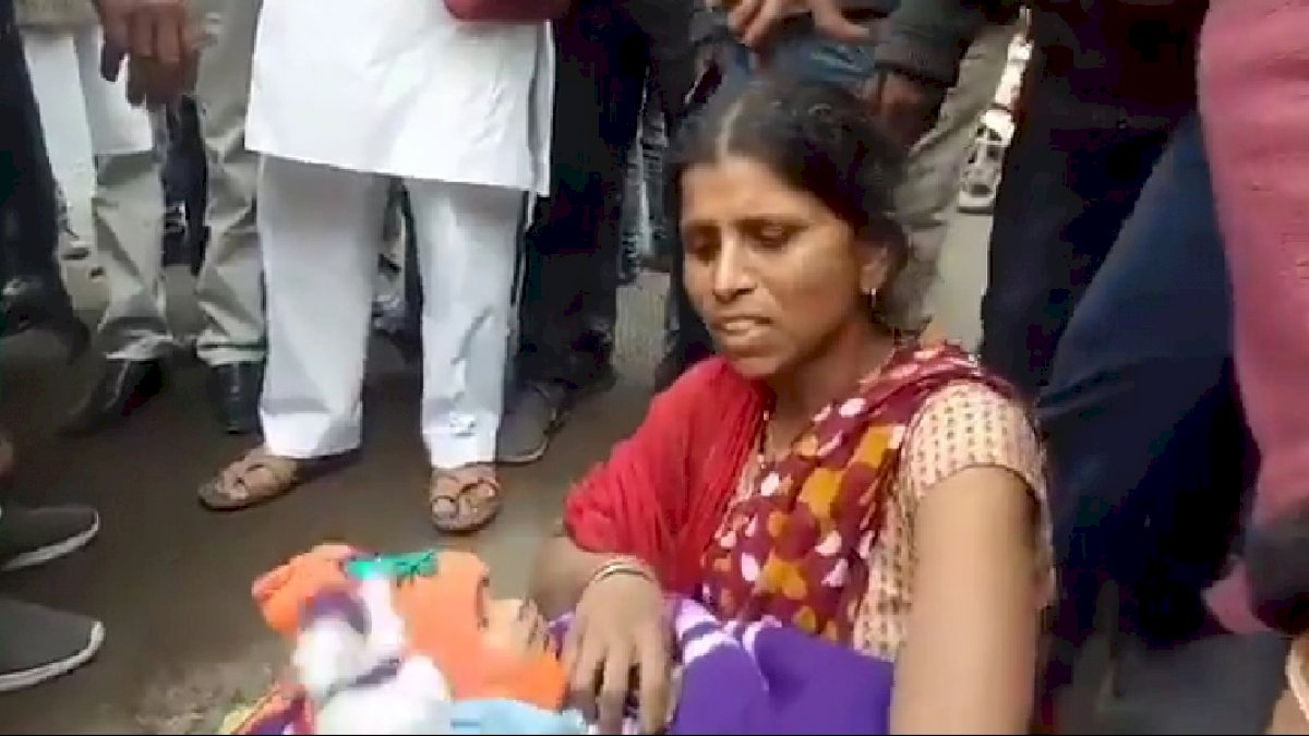 भोपाल के रिवेरा टाउन में नगर निगम ने गरीबों की झुग्गियां तोड़ीं, महिलाओं पर लाठियां बरसाने का भी आरोप भोपाल के रिवेरा टाउन में नगर निगम ने गरीबों की झुग्गियां तोड़ीं, महिलाओं पर लाठियां बरसाने का भी आरोप
