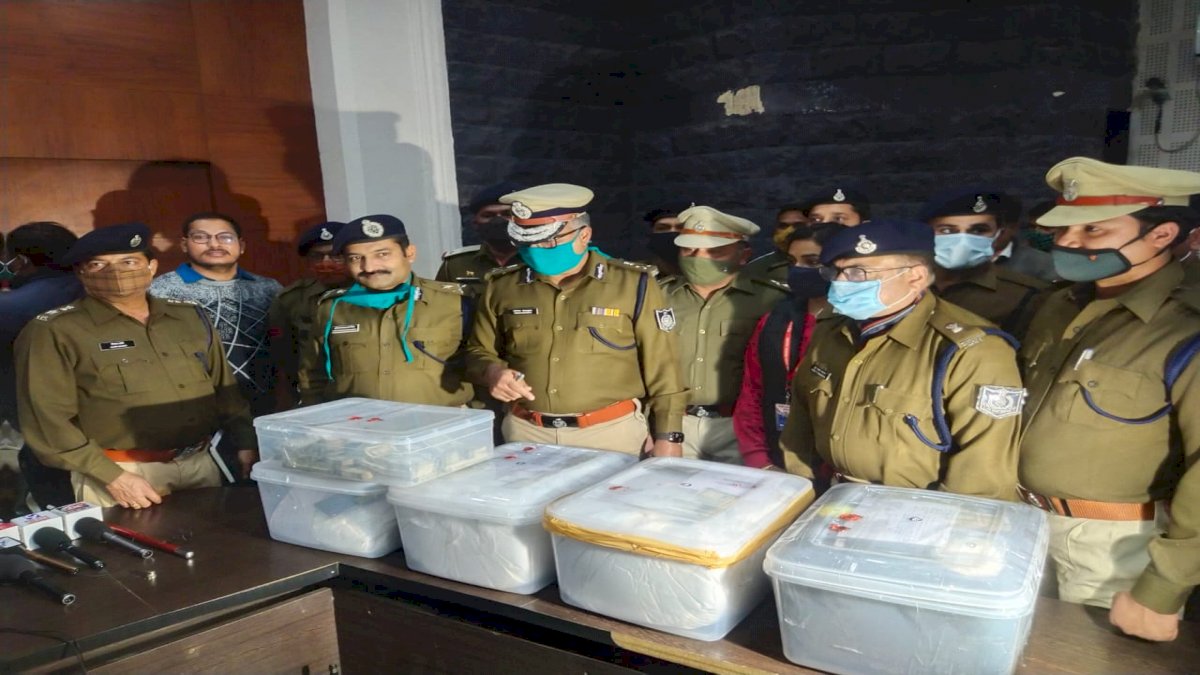 इंदौर में 70 करोड़ रुपये की नशीली दवाएं बरामद, 5 ड्रग पैडलर गिरफ्तार, इंदौर में 70 करोड़ रुपये की नशीली दवाएं बरामद, 5 ड्रग पैडलर गिरफ्तार,