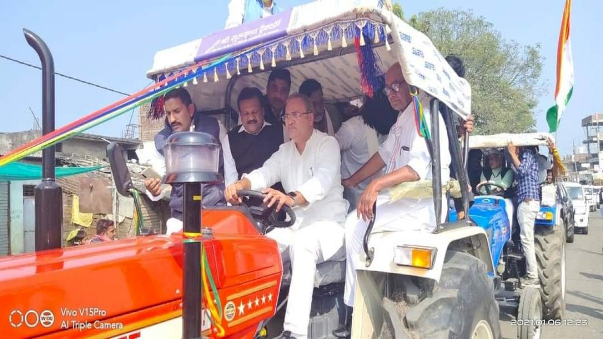 शिवराज के गृह ज़िले में किसानों को जगाने पहुँची कांग्रेस, ट्रैक्टर पर दिग्विजय सिंह, अरुण यादव ने संभाली स्टेयरिंग शिवराज के गृह ज़िले में किसानों को जगाने पहुँची कांग्रेस, ट्रैक्टर पर दिग्विजय सिंह, अरुण यादव ने संभाली स्टेयरिंग
