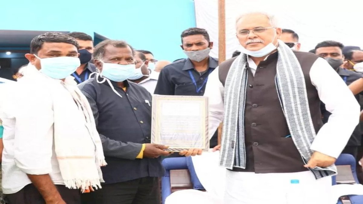 गरीब किसान ने गोबर की कमाई से सीएम भूपेश बघेल को दिया इनाम, सीएम ने कहा यह हमारे अच्छे काम की तस्दीक़ है गरीब किसान ने गोबर की कमाई से सीएम भूपेश बघेल को दिया इनाम, सीएम ने कहा यह हमारे अच्छे काम की तस्दीक़ है