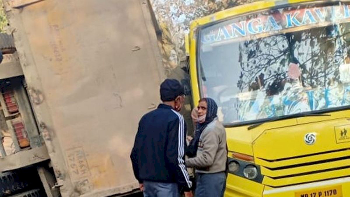 रीवा के छुहिया घाटी में भीषण सड़क हादसा, 5 की मौत रीवा के छुहिया घाटी में भीषण सड़क हादसा, 5 की मौत