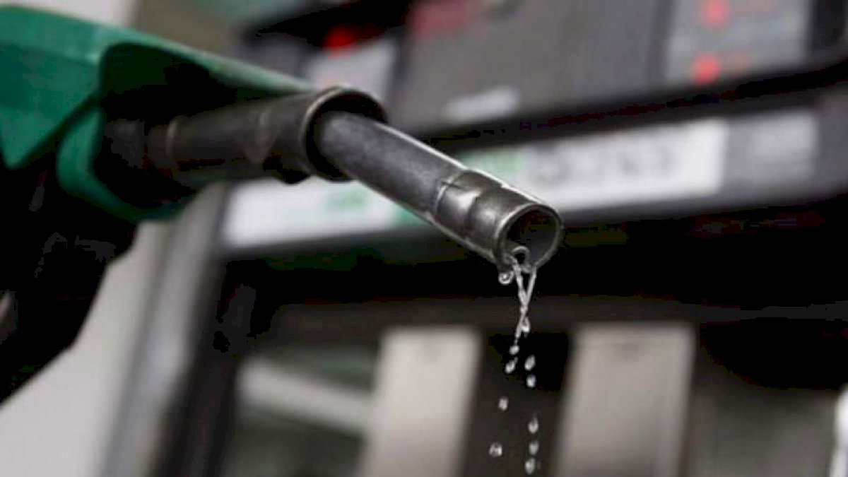 Oil Price Hike: आसमान पर पहुंचे पेट्रोल डीज़ल के दाम, मध्य प्रदेश में सबसे महंगा तेल Oil Price Hike: आसमान पर पहुंचे पेट्रोल डीज़ल के दाम, मध्य प्रदेश में सबसे महंगा तेल