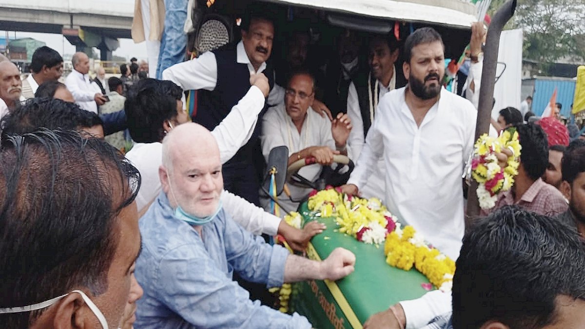देवास में कांग्रेस का ज़ोरदार प्रदर्शन, ट्रैक्टर रैली निकालकर किया किसानों का समर्थन देवास में कांग्रेस का ज़ोरदार प्रदर्शन, ट्रैक्टर रैली निकालकर किया किसानों का समर्थन