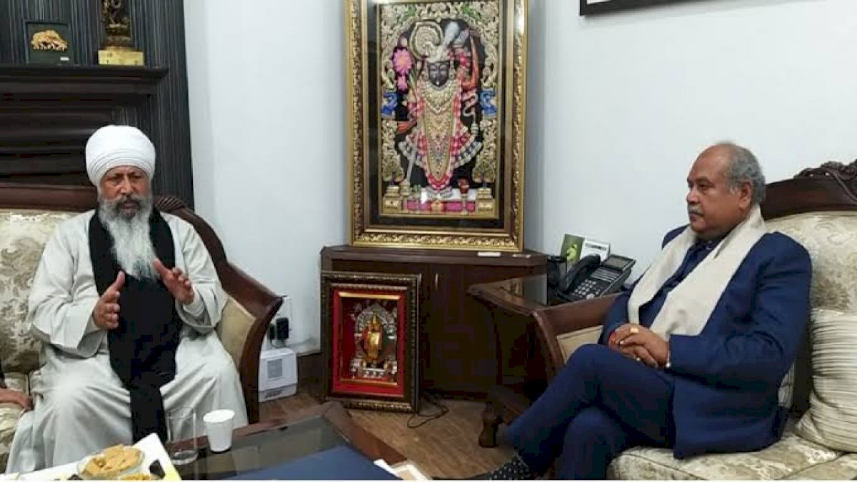 वार्ता से पहले बाबा लक्खा सिंह से मिले कृषि मंत्री, किसानों ने कहा किसी मध्यस्थ की ज़रूरत नहीं वार्ता से पहले बाबा लक्खा सिंह से मिले कृषि मंत्री, किसानों ने कहा किसी मध्यस्थ की ज़रूरत नहीं