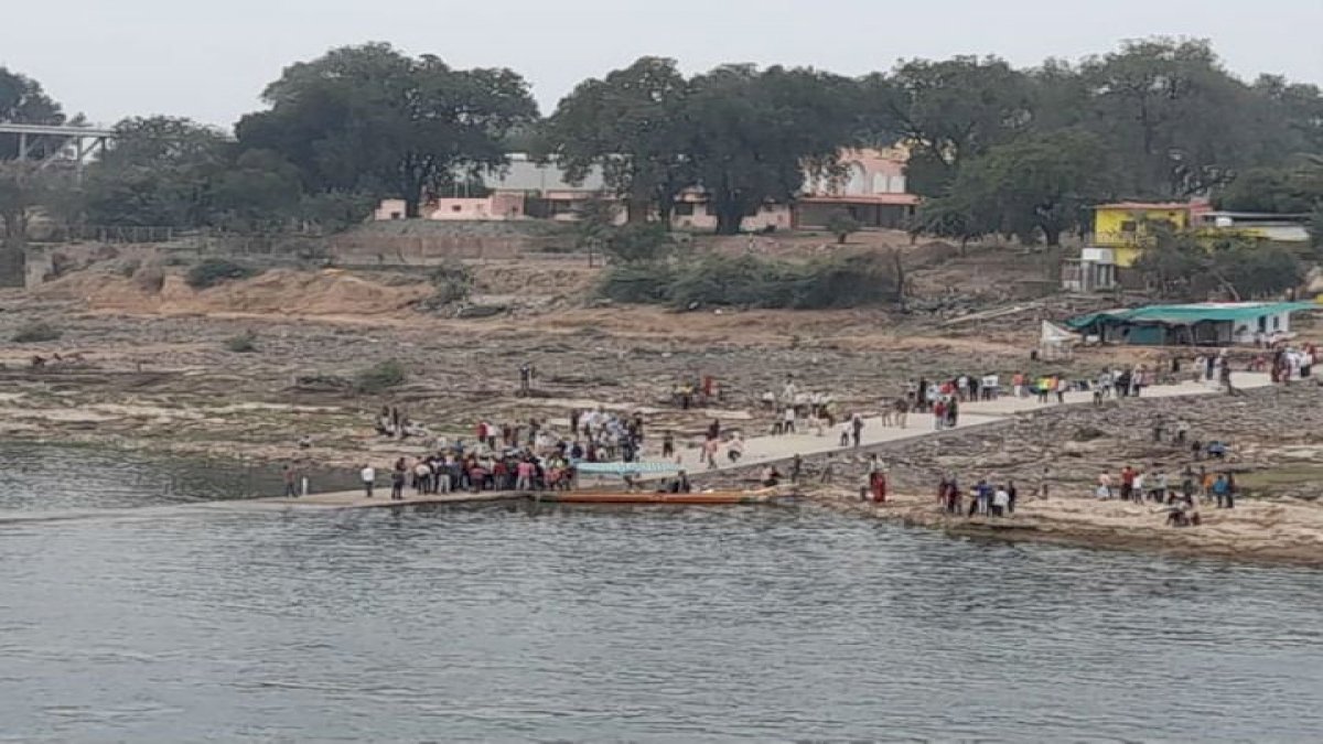 खंडवा हादसा: नर्मदा नदी में पलटी नाव, एक ही परिवार के 11 लोग डूबे खंडवा हादसा: नर्मदा नदी में पलटी नाव, एक ही परिवार के 11 लोग डूबे