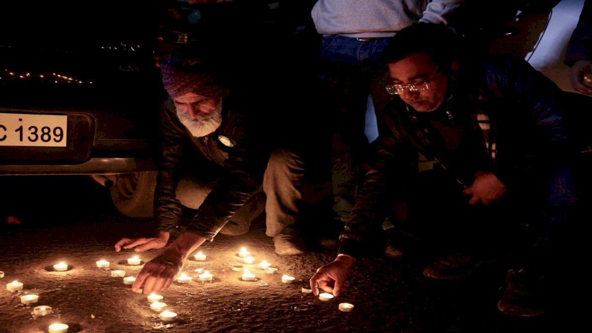 कांग्रेस ने दी शहीद किसानों को श्रद्धांजलि, शाम 6 बजे देश भर में जलाए गए दिये कांग्रेस ने दी शहीद किसानों को श्रद्धांजलि, शाम 6 बजे देश भर में जलाए गए दिये