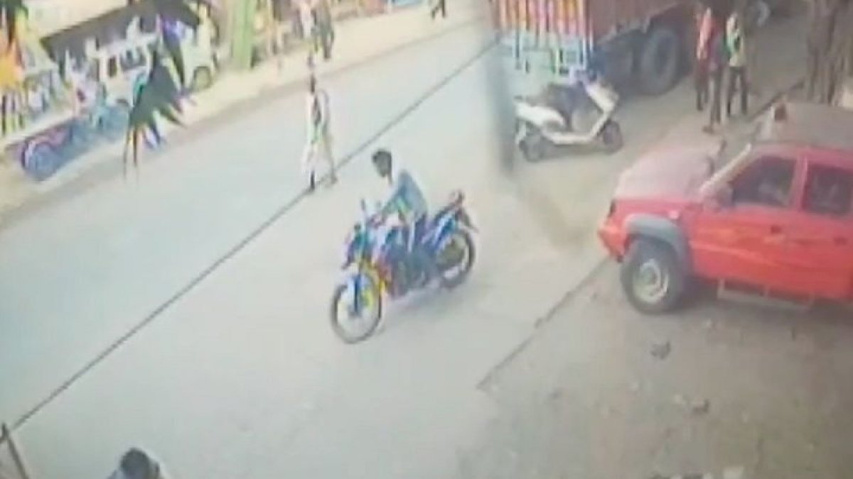 टायर चोरी की FIR कराने थाने गया युवक, तो बाइक उड़ा ले गए चोर टायर चोरी की FIR कराने थाने गया युवक, तो बाइक उड़ा ले गए चोर