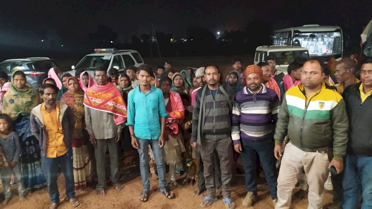 महाराष्ट्र के सोलापुर से छुड़ाए गए कटनी के 52 मजदूर, बेहतर मज़दूरी का झाँसा देकर बंधक बनाए गए थे महाराष्ट्र के सोलापुर से छुड़ाए गए कटनी के 52 मजदूर, बेहतर मज़दूरी का झाँसा देकर बंधक बनाए गए थे