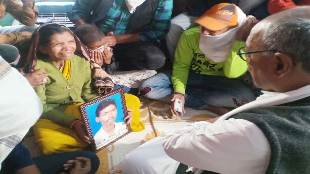 कोरोना वैक्सीन के ट्रायल में शामिल मज़दूर की मौत पर बरसे दिग्विजय सिंह, पूछा, आख़िर ग़रीबों पर ही क्यों हो रहे परीक्षण कोरोना वैक्सीन के ट्रायल में शामिल मज़दूर की मौत पर बरसे दिग्विजय सिंह, पूछा, आख़िर ग़रीबों पर ही क्यों हो रहे परीक्षण