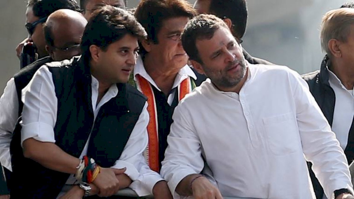 जब सिंधिया को बग़ल में बिठाकर मोदी सरकार पर बरसे राहुल गांधी, आज फिर देखा जा रहा पुराना भाषण जब सिंधिया को बग़ल में बिठाकर मोदी सरकार पर बरसे राहुल गांधी, आज फिर देखा जा रहा पुराना भाषण