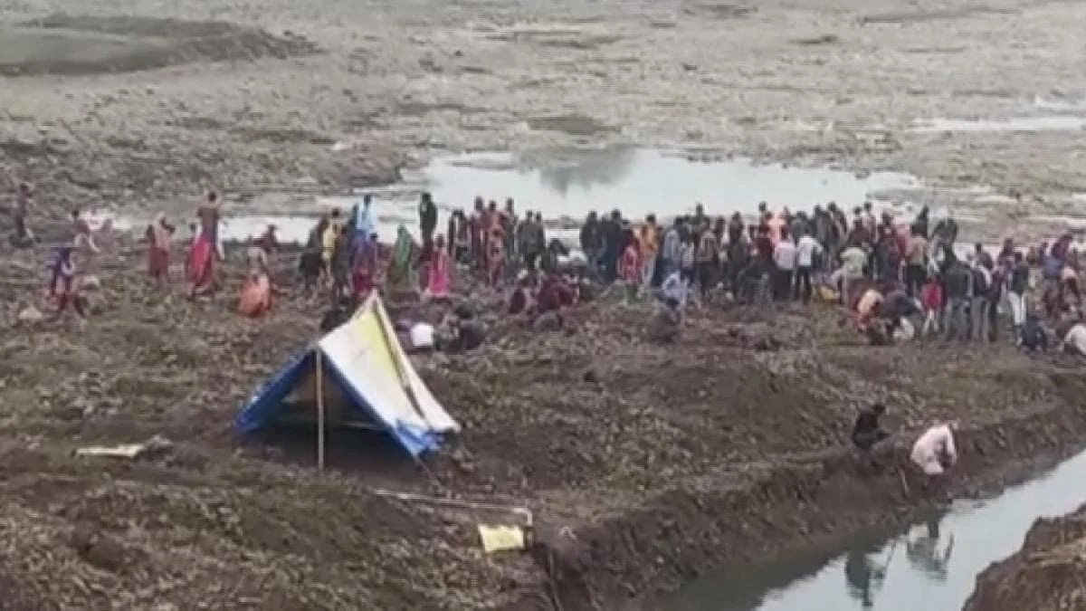 ख़ज़ाने की खोज में टूटा पूरा गाँव, 8 दिन में खोद डाला सूखी पार्वती नदी का गर्भ ख़ज़ाने की खोज में टूटा पूरा गाँव, 8 दिन में खोद डाला सूखी पार्वती नदी का गर्भ