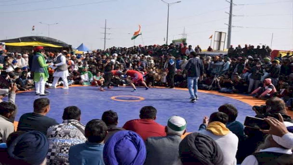 किसान आंदोलन के बीच सांकेतिक विरोध, गाज़ीपुर बॉर्डर पर पहलवानों ने लड़ी कुश्ती किसान आंदोलन के बीच सांकेतिक विरोध, गाज़ीपुर बॉर्डर पर पहलवानों ने लड़ी कुश्ती