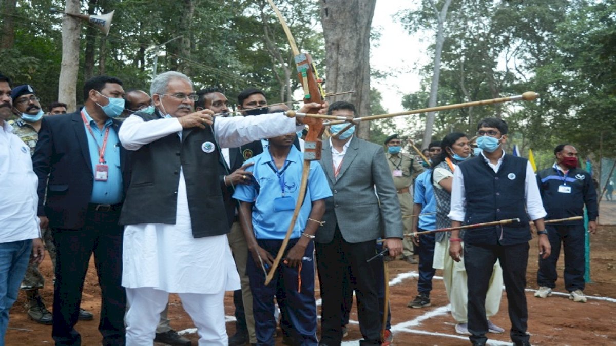 मुख्यमंत्री बघेल बने खिलाड़ी, तीरंदाज़ी और वॉलीबॉल में आज़माया हाथ मुख्यमंत्री बघेल बने खिलाड़ी, तीरंदाज़ी और वॉलीबॉल में आज़माया हाथ