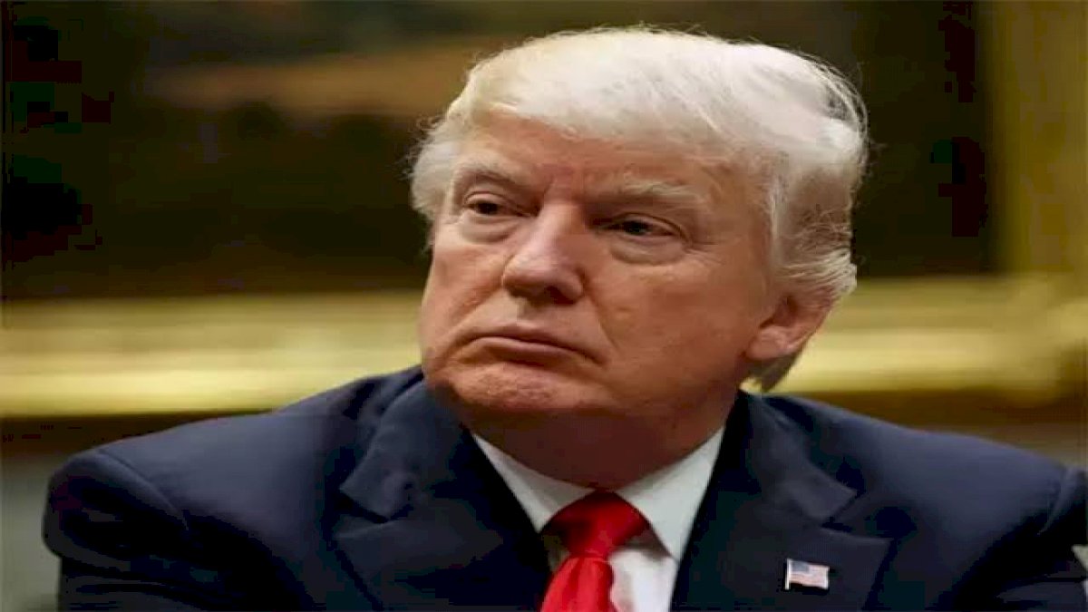 डोनाल्ड ट्रंप का यूट्यूब चैनल 7 दिन के लिए सस्पेंड, हिंसा भड़काने वाला वीडियो हटाया डोनाल्ड ट्रंप का यूट्यूब चैनल 7 दिन के लिए सस्पेंड, हिंसा भड़काने वाला वीडियो हटाया