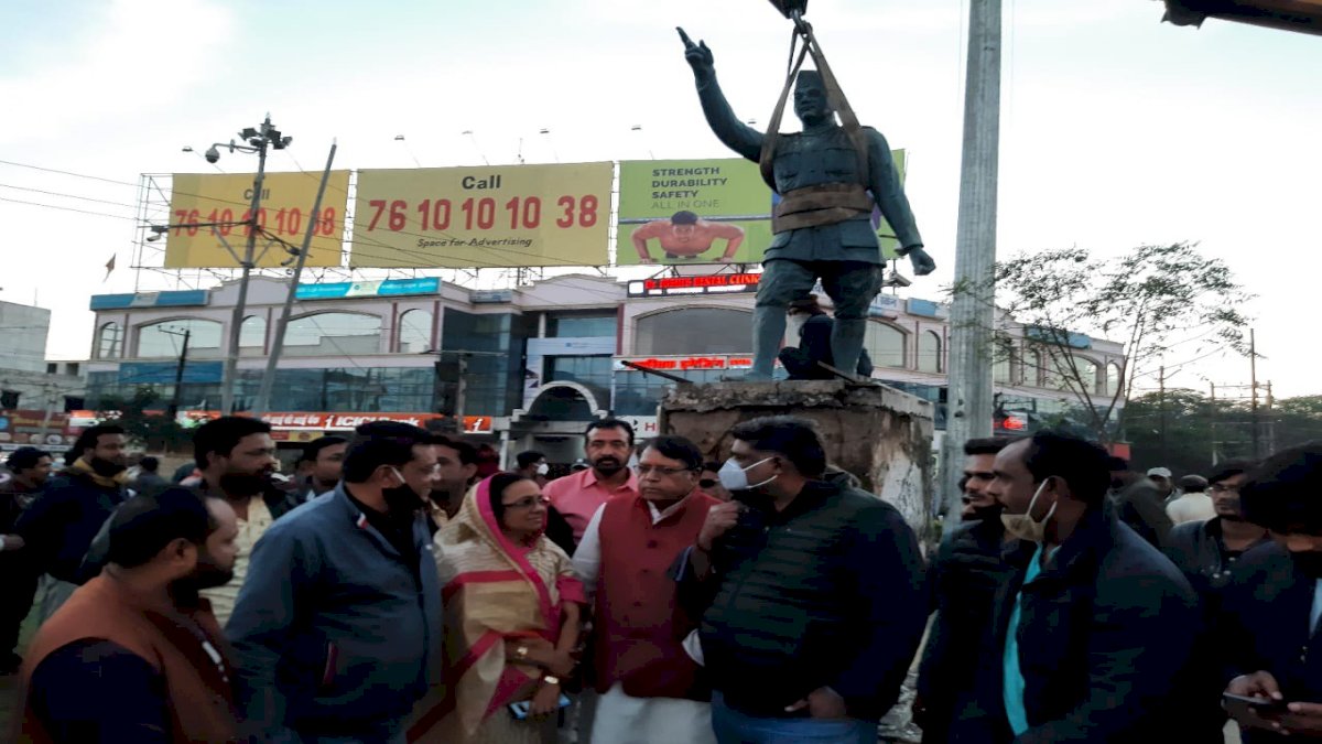 भोपाल में नेताजी सुभाष चंद्र बोस की मूर्ति हटाने पर भड़की कांग्रेस, बीजेपी पर दोहरे चरित्र का लगाया आरोप भोपाल में नेताजी सुभाष चंद्र बोस की मूर्ति हटाने पर भड़की कांग्रेस, बीजेपी पर दोहरे चरित्र का लगाया आरोप