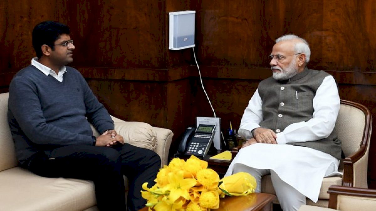 दुष्यंत चौटाला से मिले पीएम मोदी, हरियाणा सरकार बचाने की कोशिश में जुटी बीजेपी दुष्यंत चौटाला से मिले पीएम मोदी, हरियाणा सरकार बचाने की कोशिश में जुटी बीजेपी