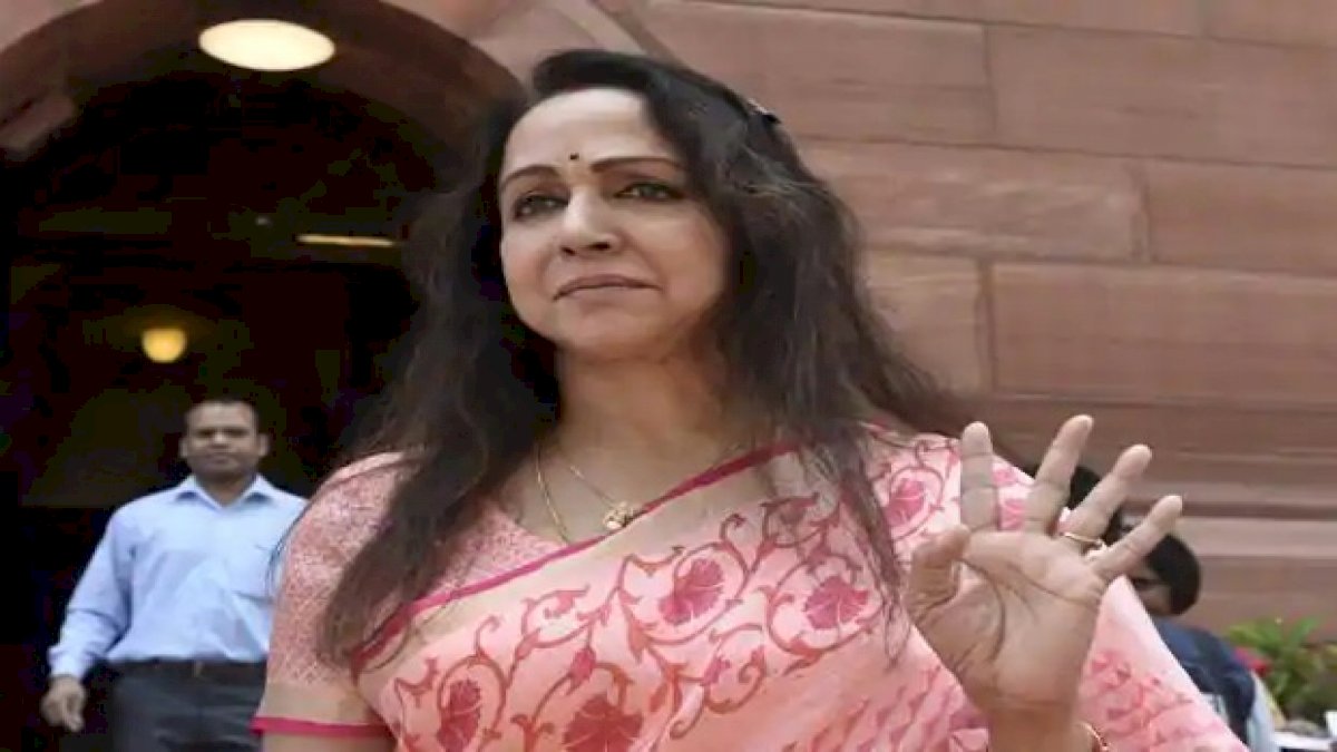 हेमा मालिनी का विवादित बयान, कहा किसानों को पता ही नहीं उन्हें क्या चाहिए हेमा मालिनी का विवादित बयान, कहा किसानों को पता ही नहीं उन्हें क्या चाहिए