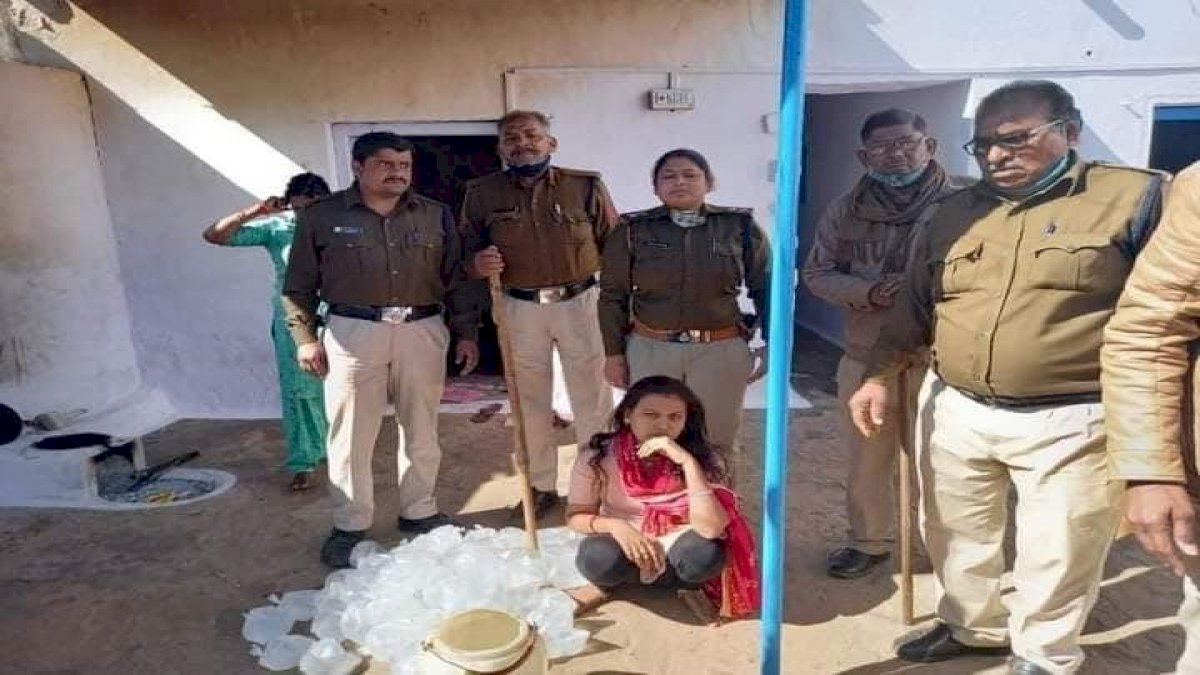 बीजेपी महिला मोर्चा की मंडल अध्यक्ष शिवपुरी में कच्ची शराब बेचते गिरफ्तार बीजेपी महिला मोर्चा की मंडल अध्यक्ष शिवपुरी में कच्ची शराब बेचते गिरफ्तार