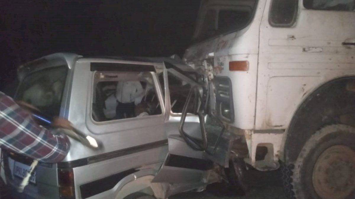 Chhatarpur Accident: बेकाबू ट्रक और कार की टक्कर, 4 लोगों की मौत 5 गंभीर घायल Chhatarpur Accident: बेकाबू ट्रक और कार की टक्कर, 4 लोगों की मौत 5 गंभीर घायल