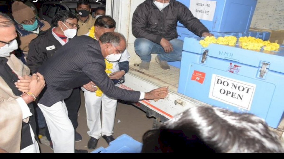 कोरोना वैक्सीन का पूजा-पाठ और आरती से हो रहा स्वागत, टीके ने बढ़ाई महामारी से छुटकारे की उम्मीद कोरोना वैक्सीन का पूजा-पाठ और आरती से हो रहा स्वागत, टीके ने बढ़ाई महामारी से छुटकारे की उम्मीद