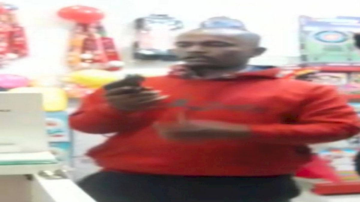 Indore: खिलौने की दुकान में बंदूक की नोक पर लूट, वीडियो से हुई आरोपी की पहचान Indore: खिलौने की दुकान में बंदूक की नोक पर लूट, वीडियो से हुई आरोपी की पहचान