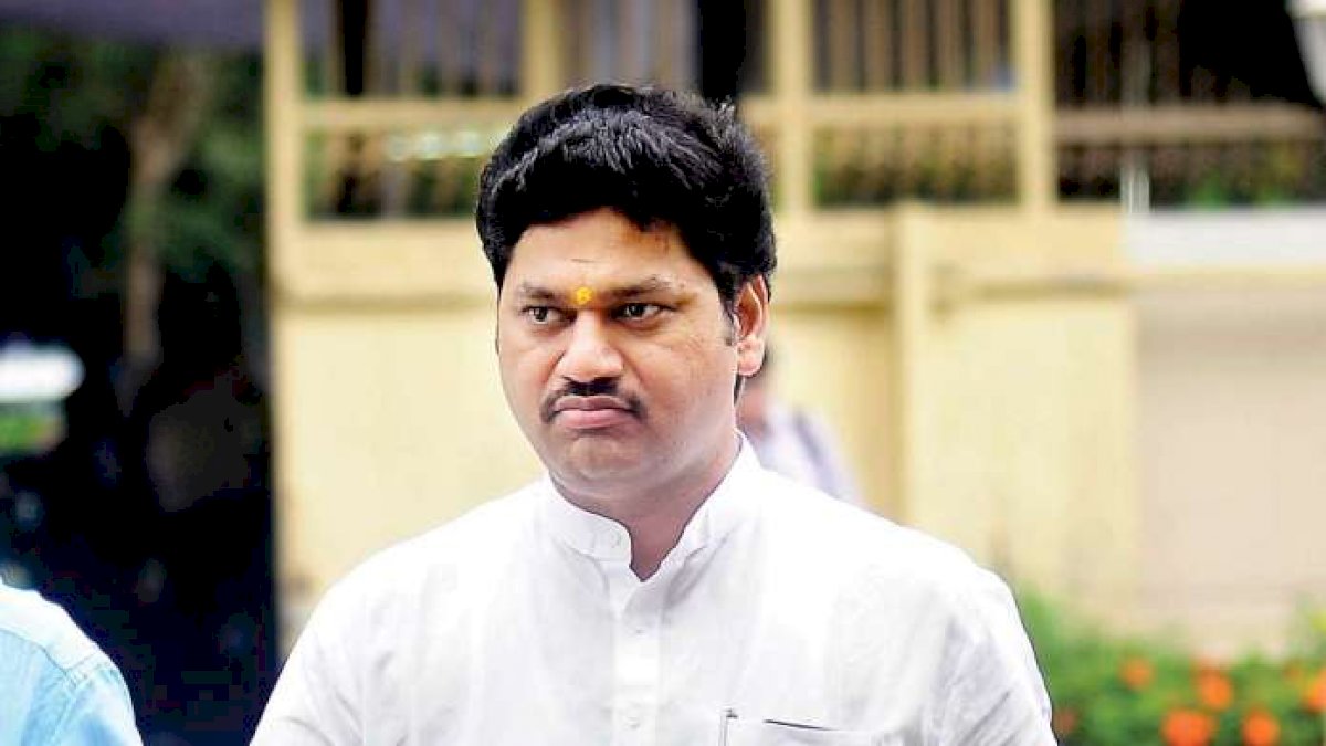 महाराष्ट्र: धनंजय मुंडे की कुर्सी पर लटकी तलवार, शरद पवार ने आरोपों को बताया गंभीर महाराष्ट्र: धनंजय मुंडे की कुर्सी पर लटकी तलवार, शरद पवार ने आरोपों को बताया गंभीर