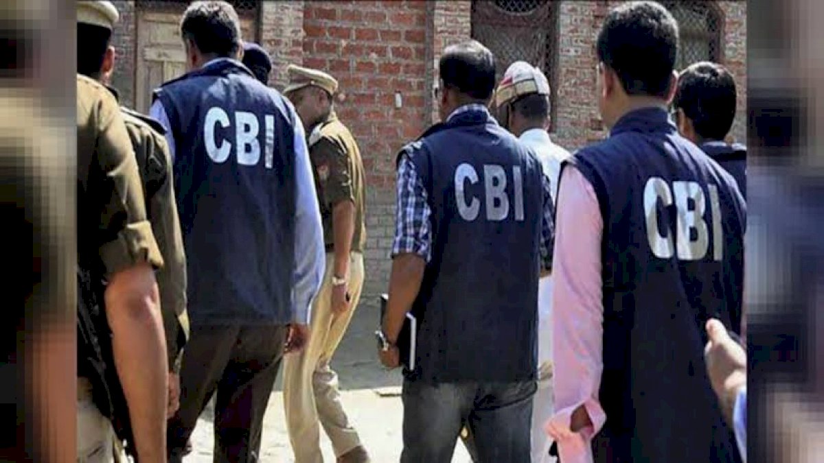 CBI ने अपने ही अफ़सरों-कर्मचारियों पर दर्ज किया भ्रष्टाचार का केस , 14 ठिकानों पर छापेमारी CBI ने अपने ही अफ़सरों-कर्मचारियों पर दर्ज किया भ्रष्टाचार का केस , 14 ठिकानों पर छापेमारी