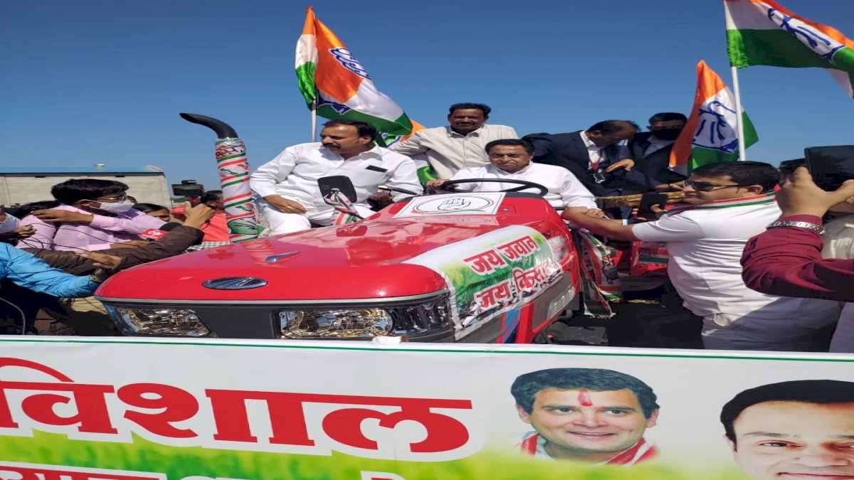छिंदवाड़ा की रैली में कमलनाथ ने चलाया ट्रैक्टर, कृषि क़ानूनों को बताया किसान विरोधी छिंदवाड़ा की रैली में कमलनाथ ने चलाया ट्रैक्टर, कृषि क़ानूनों को बताया किसान विरोधी
