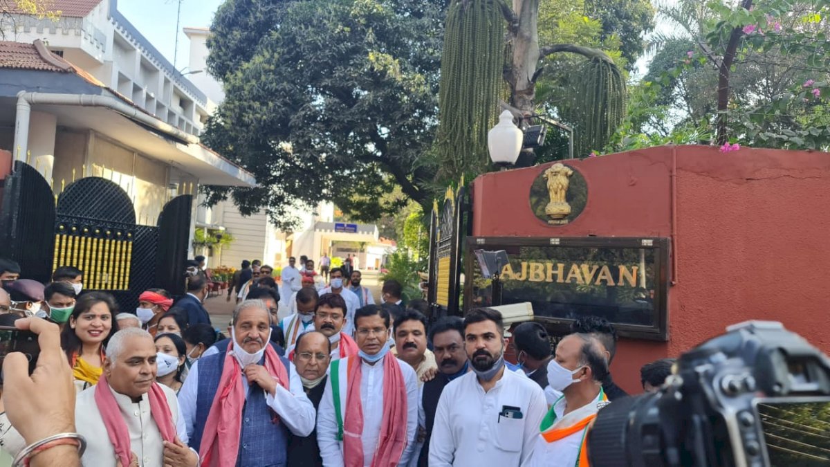 Chhattisgarh: किसानों के समर्थन में कांग्रेस ने किया राजभवन का घेराव, गवर्नर को सौंपा ज्ञापन Chhattisgarh: किसानों के समर्थन में कांग्रेस ने किया राजभवन का घेराव, गवर्नर को सौंपा ज्ञापन