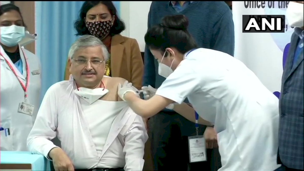 देश भर में कोरोना के टीकाकरण का अभियान शुरू, AIIMS निदेशक डॉ गुलेरिया ने लगवाया टीका देश भर में कोरोना के टीकाकरण का अभियान शुरू, AIIMS निदेशक डॉ गुलेरिया ने लगवाया टीका