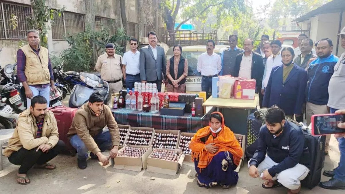बिलासपुर में अवैध शराब की तस्करी में CRPF जवान और एक महिला समेत 4 गिरफ्तार बिलासपुर में अवैध शराब की तस्करी में CRPF जवान और एक महिला समेत 4 गिरफ्तार