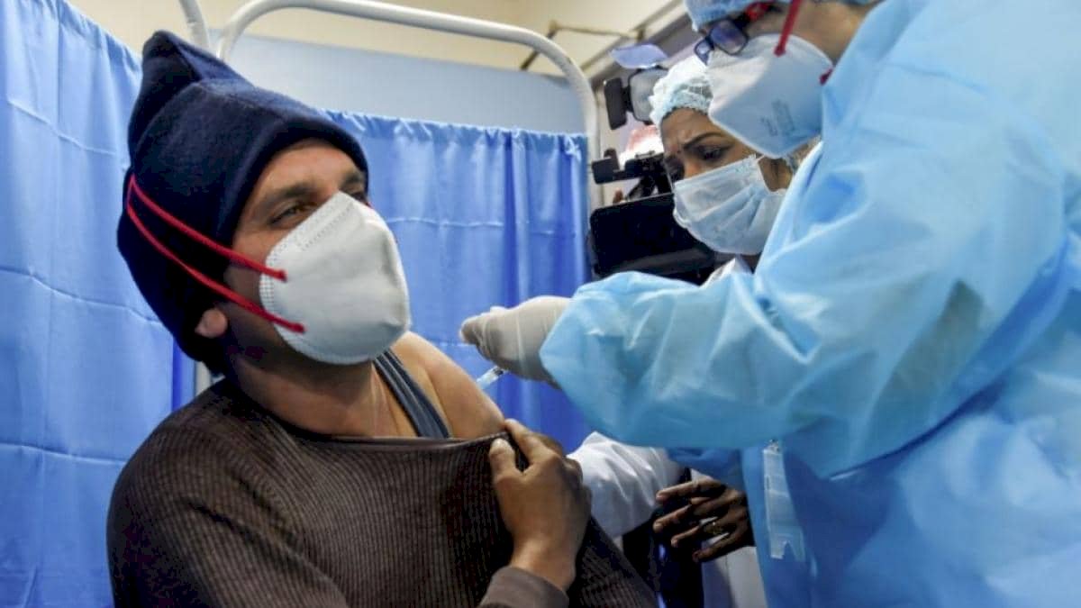 दिल्ली में डॉक्टरों ने क्यों मांगी Covaxin की जगह Covishield वैक्सीन, क्या वाक़ई कहीं कुछ गड़बड़ है दिल्ली में डॉक्टरों ने क्यों मांगी Covaxin की जगह Covishield वैक्सीन, क्या वाक़ई कहीं कुछ गड़बड़ है