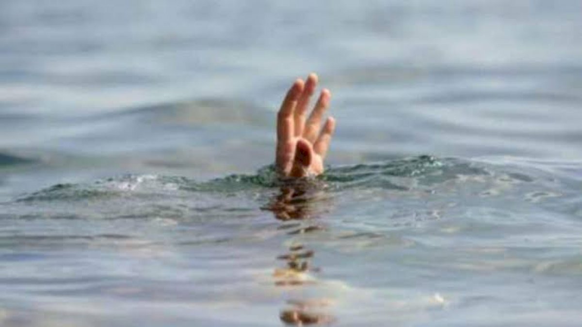 बड़वानी में लड़की ने नदी में कूदकर की खुदकुशी की कोशिश, नाविक की मुस्तैदी से बची जान बड़वानी में लड़की ने नदी में कूदकर की खुदकुशी की कोशिश, नाविक की मुस्तैदी से बची जान