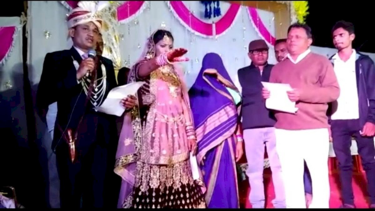 खरगोन में आदिवासी जोड़े की अनोखी शादी, संविधान और टंट्या मामा शपथ लेकर रचाया ब्याह खरगोन में आदिवासी जोड़े की अनोखी शादी, संविधान और टंट्या मामा शपथ लेकर रचाया ब्याह