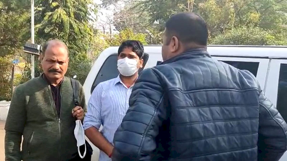 पन्ना के अजयगढ़ का तहसीलदार एक लाख की रिश्वत लेते रंगे हाथ गिरफ्तार पन्ना के अजयगढ़ का तहसीलदार एक लाख की रिश्वत लेते रंगे हाथ गिरफ्तार