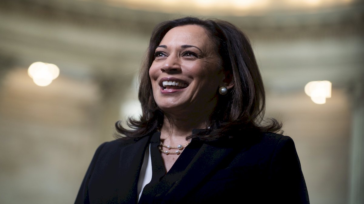 Kamala Harris: भारतीय मूल की कमला हैरिस बनीं अमेरिका की पहली महिला उपराष्ट्रपति Kamala Harris: भारतीय मूल की कमला हैरिस बनीं अमेरिका की पहली महिला उपराष्ट्रपति