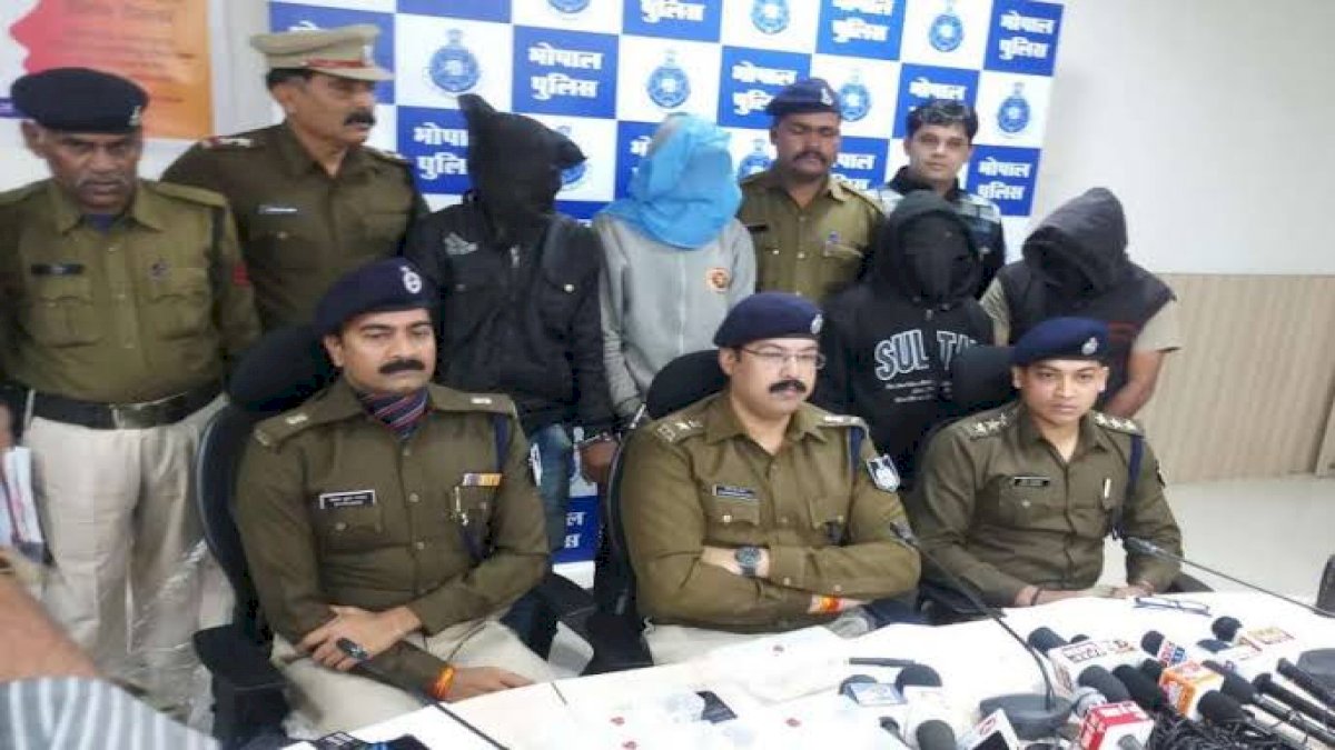 खरगोन में नकली नोट छापने वाली गैंग का पर्दाफाश, 30 लाख रुपए से ज़्यादा के नकली नोट बरामद खरगोन में नकली नोट छापने वाली गैंग का पर्दाफाश, 30 लाख रुपए से ज़्यादा के नकली नोट बरामद