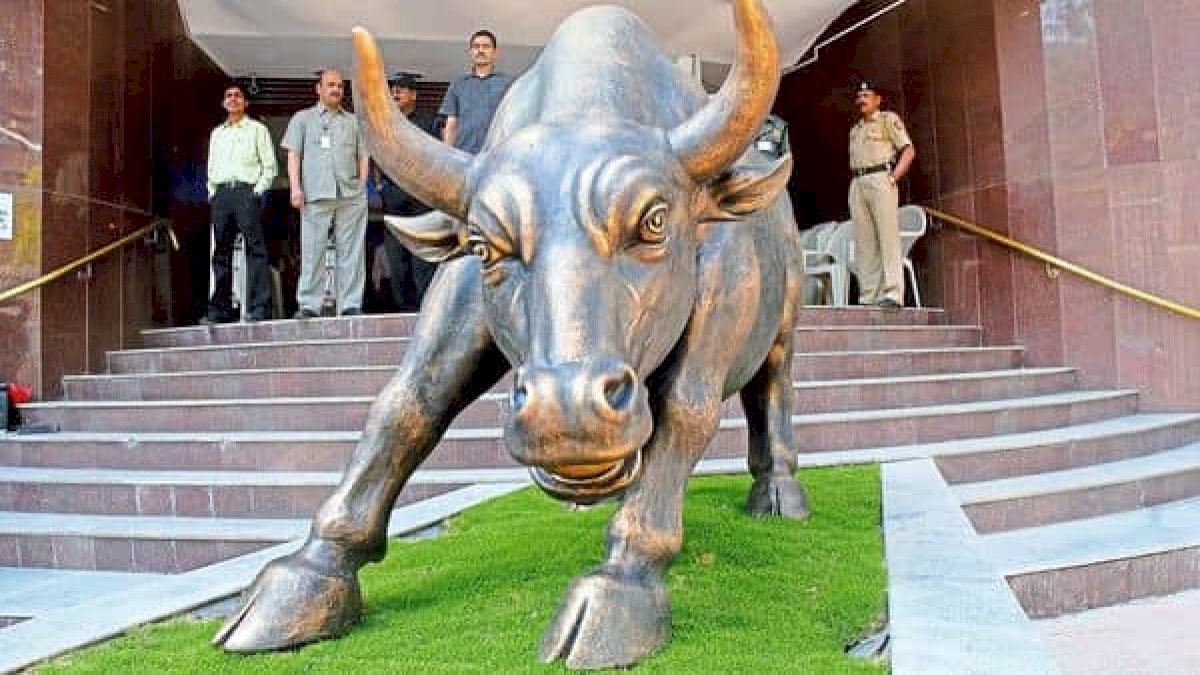 Sensex ने पार किया रिकॉर्ड 50 हज़ार का आंकड़ा, निफ्टी में भी आई तेज़ी Sensex ने पार किया रिकॉर्ड 50 हज़ार का आंकड़ा, निफ्टी में भी आई तेज़ी
