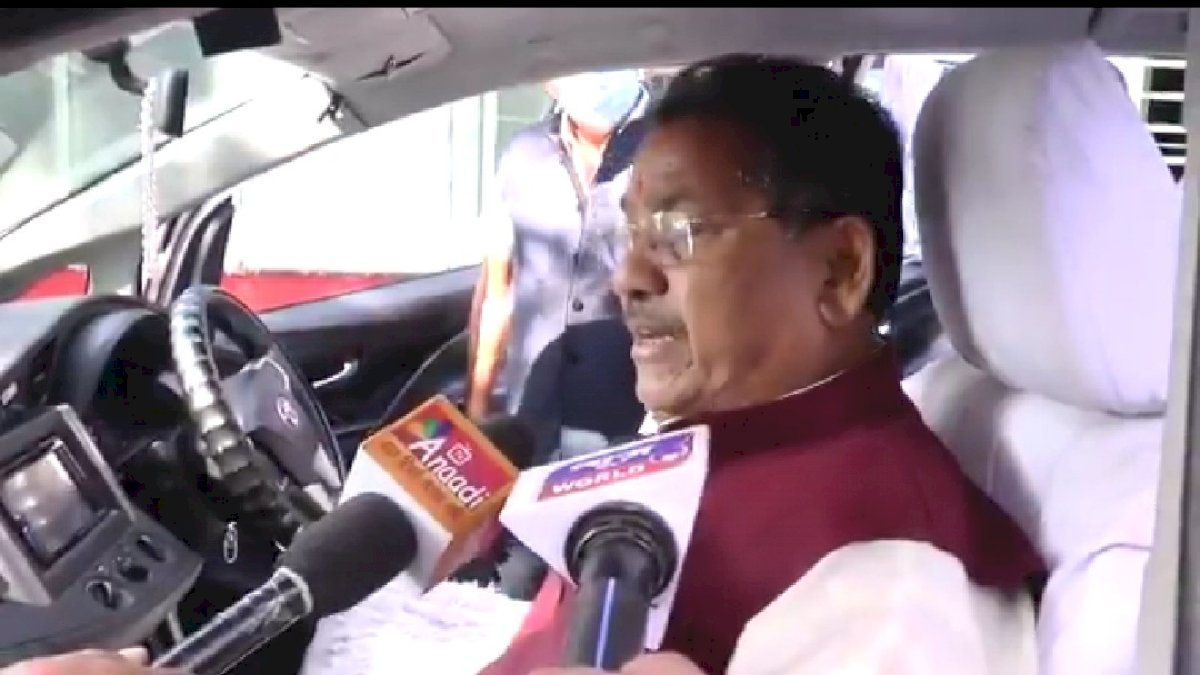 एमपी के पशुपालन मंत्री को नहीं पता कि कितने ज़िलों में फैला है बर्ड फ्लू, पत्रकार को फटकारा एमपी के पशुपालन मंत्री को नहीं पता कि कितने ज़िलों में फैला है बर्ड फ्लू, पत्रकार को फटकारा
