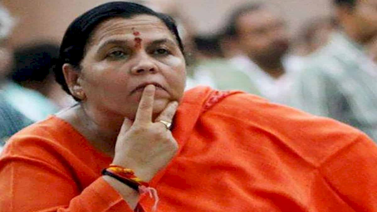 ब्यूरोक्रेसी की औकात क्या है, वो तो हमारे चप्पल उठाती है, पूर्व केंद्रीय मंत्री उमा भारती का विवादित बयान ब्यूरोक्रेसी की औकात क्या है, वो तो हमारे चप्पल उठाती है, पूर्व केंद्रीय मंत्री उमा भारती का विवादित बयान