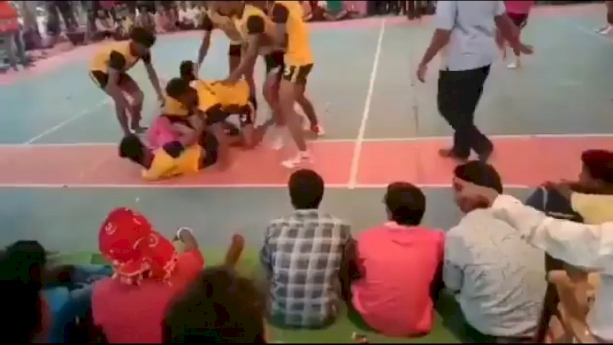 छत्तीसगढ़ में कबड्डी खेल के दौरान खिलाड़ी की हुई मौत, वीडियो वायरल छत्तीसगढ़ में कबड्डी खेल के दौरान खिलाड़ी की हुई मौत, वीडियो वायरल