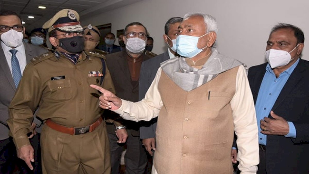 बिहार पुलिस का नया सर्कुलर: क्या सोशल मीडिया को डराने से सुधरेगी नीतीश सरकार की छवि बिहार पुलिस का नया सर्कुलर: क्या सोशल मीडिया को डराने से सुधरेगी नीतीश सरकार की छवि