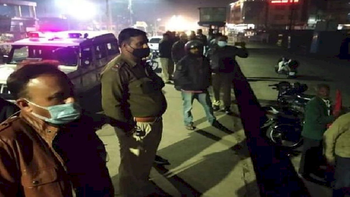 भोपाल पुलिस ने धरने पर बैठे किसानों को रात में जबरन हटाया भोपाल पुलिस ने धरने पर बैठे किसानों को रात में जबरन हटाया