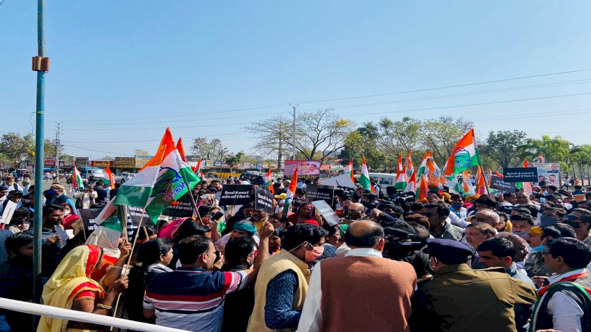 Bhopal Congress Protest: कृषि क़ानूनों के ख़िलाफ़ कांग्रेस का प्रदर्शन, राजभवन घेरने पहुंचे हज़ारों कार्यकर्ता Bhopal Congress Protest: कृषि क़ानूनों के ख़िलाफ़ कांग्रेस का प्रदर्शन, राजभवन घेरने पहुंचे हज़ारों कार्यकर्ता
