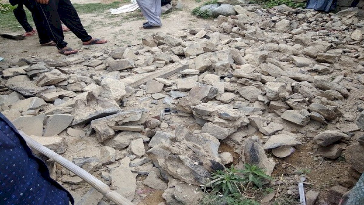 खंडवा: सोते हुए बच्चों पर गिरी घर की दीवार, 5 बच्चे दबे, 2 की दर्दनाक मौत, 3 बचाए गए खंडवा: सोते हुए बच्चों पर गिरी घर की दीवार, 5 बच्चे दबे, 2 की दर्दनाक मौत, 3 बचाए गए