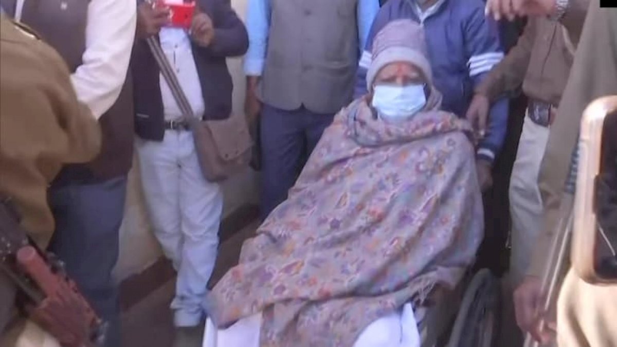 लालू यादव की सेहत और बिगड़ी, एयर एंबुलेंस से दिल्ली लाने की तैयारी लालू यादव की सेहत और बिगड़ी, एयर एंबुलेंस से दिल्ली लाने की तैयारी