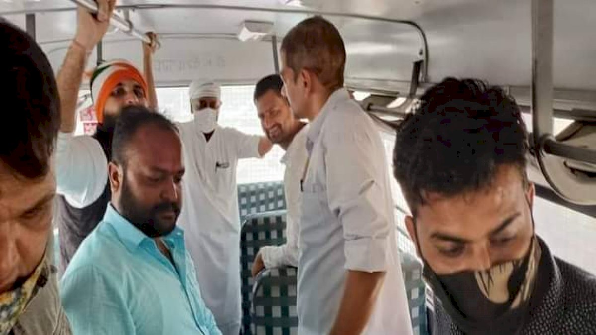 कांग्रेस कार्यकर्ताओं पर लाठीचार्ज, दिग्विजय सिंह समेत 20 कांग्रेस नेता गिरफ्तार कांग्रेस कार्यकर्ताओं पर लाठीचार्ज, दिग्विजय सिंह समेत 20 कांग्रेस नेता गिरफ्तार