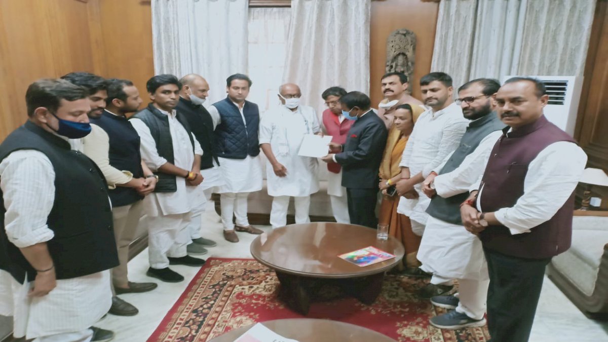 दिग्विजय सिंह की अगुवाई में राजभवन पहुंचे कांग्रेस नेता, कृषि क़ानूनों के ख़िलाफ़ सौंपा ज्ञापन दिग्विजय सिंह की अगुवाई में राजभवन पहुंचे कांग्रेस नेता, कृषि क़ानूनों के ख़िलाफ़ सौंपा ज्ञापन