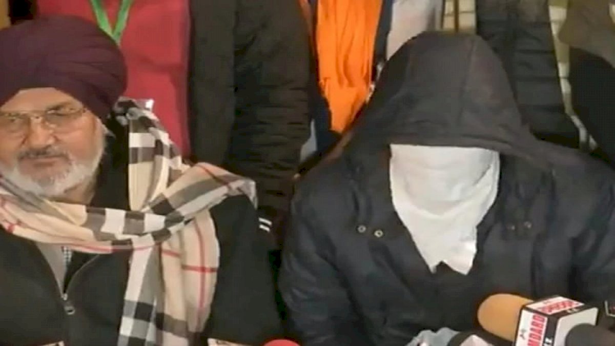 सिंघु बॉर्डर पर धरा गया शख्स पुलिस हिरासत में बयान से पलटा, किसानों ने कहा केंद्र के डर से लिया यू टर्न सिंघु बॉर्डर पर धरा गया शख्स पुलिस हिरासत में बयान से पलटा, किसानों ने कहा केंद्र के डर से लिया यू टर्न