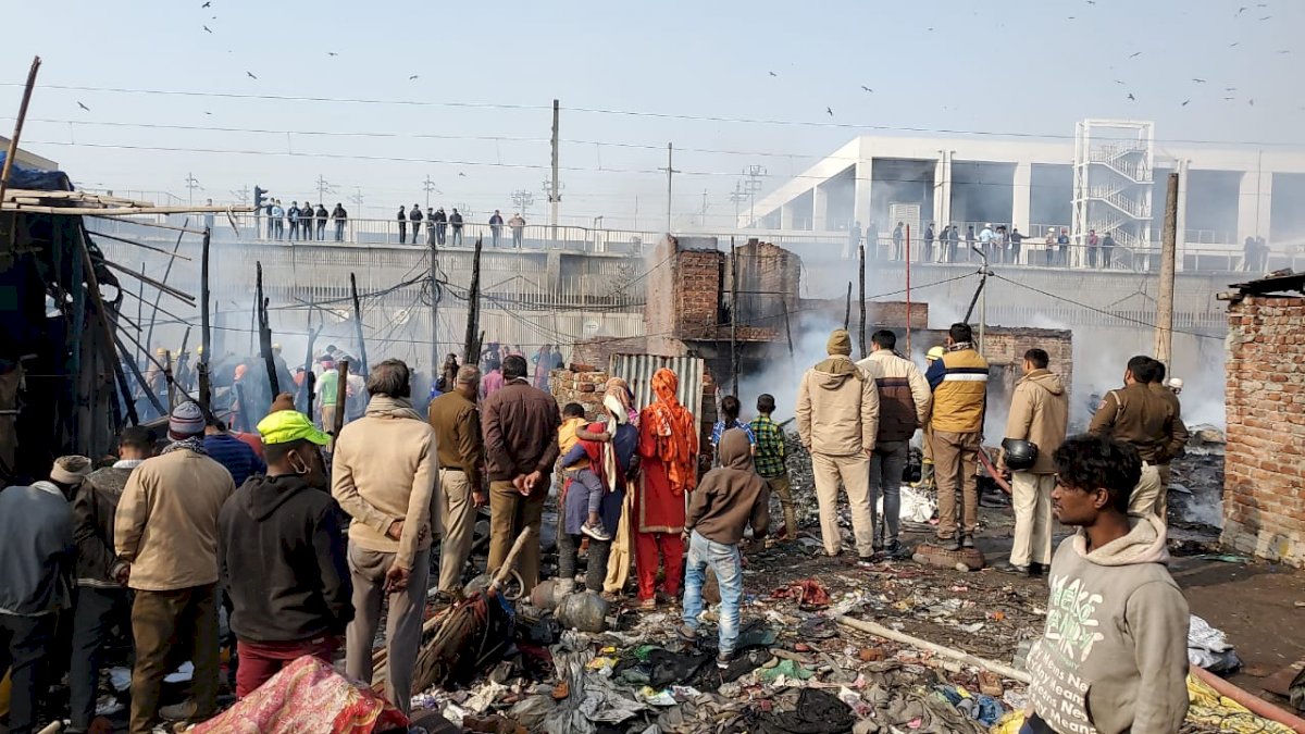 पूर्वी दिल्ली के गाजीपुर डेयरी फार्म क्षेत्र में लगी आग, 100 झुग्गियां आग की चपेट में पूर्वी दिल्ली के गाजीपुर डेयरी फार्म क्षेत्र में लगी आग, 100 झुग्गियां आग की चपेट में